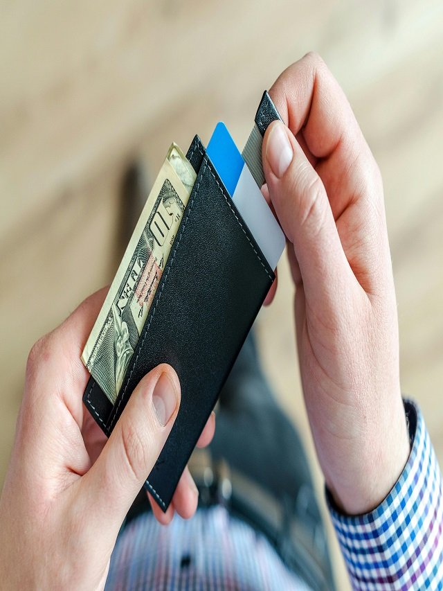 10 Things You Should Never Carry in Your Wallet